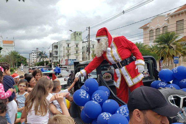 Chegada do Papai Noel agita o centro de Patos de Minas e faz a alegria da criançada