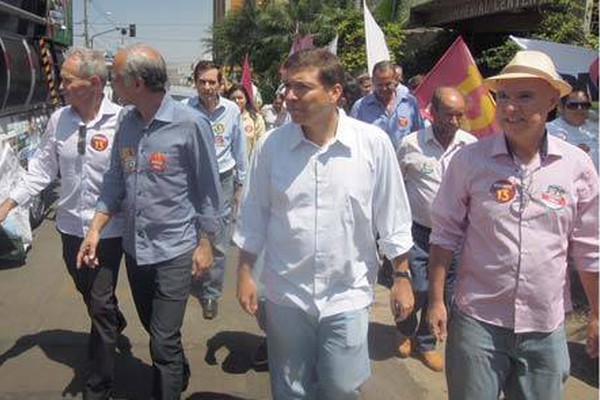 Candidatos Antônio Andrade e Josué Alencar fazem campanha em Patos de Minas