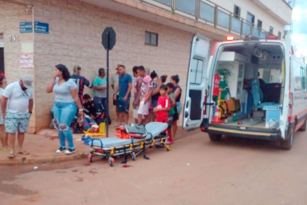 Acidente entre dois condutores inabilitados deixa mulher com fratura exposta, no centro de Varjão de Minas