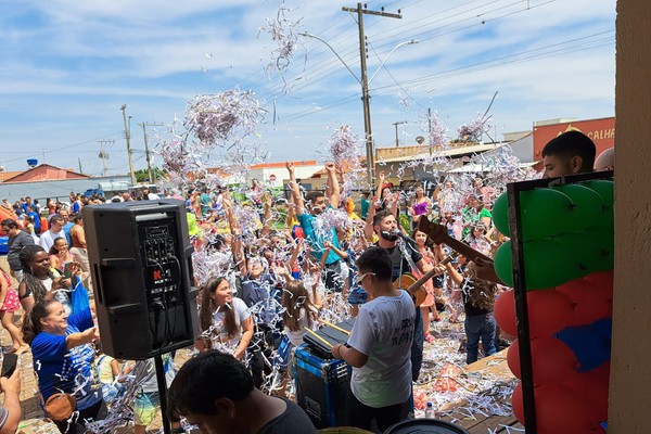 Festas para as crianças agitam o domingo de calor em Patos de Minas