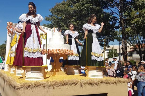 Patos de Minas comemora 126 anos com homenagens, distribuição de bolo e desfile