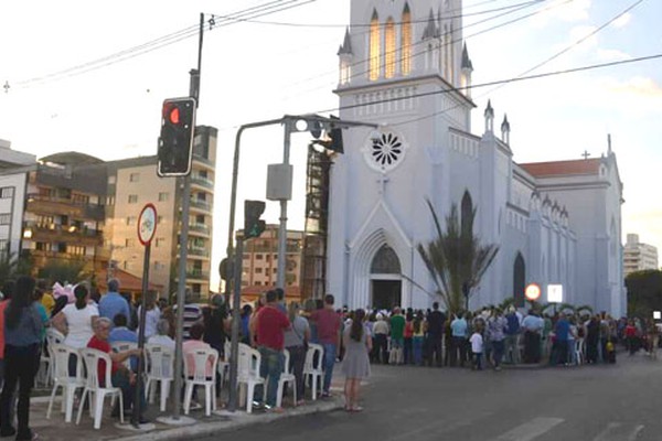 Devotos de Santo Antônio lotam a Catedral para homenagear o padroeiro de Patos de Minas