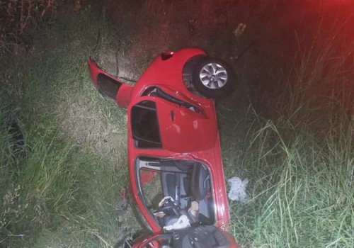 Motorista de 28 anos fica gravemente ferido após capotar veículo e cair em vala na MG 230