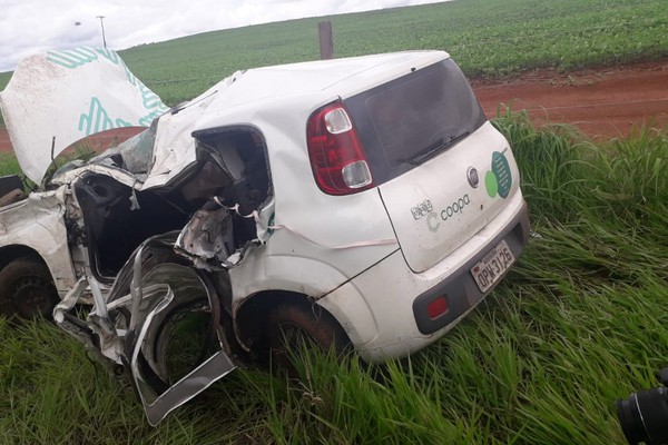 Motorista morre após carro sair da pista na MG 188 e bater em mangueira