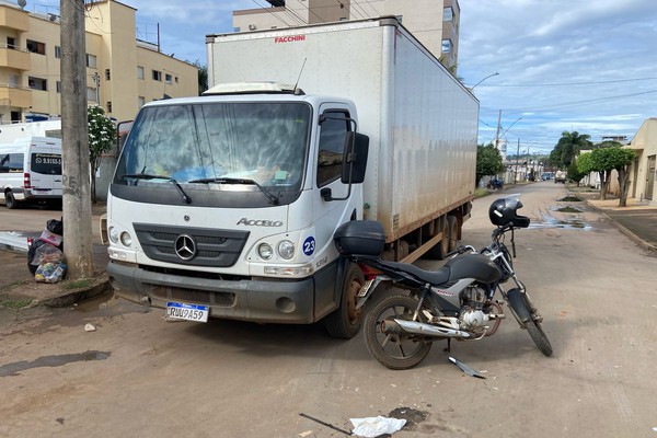 Motociclista tem que ser socorrida pelo SAMU após ser atingida por caminhão em Patos de Minas