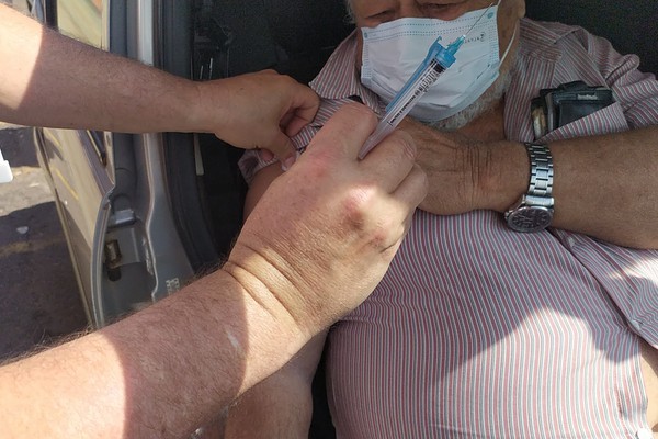 Vacinação segue a todo vapor e profissionais de saúde relatam exaustão em Patos de Minas