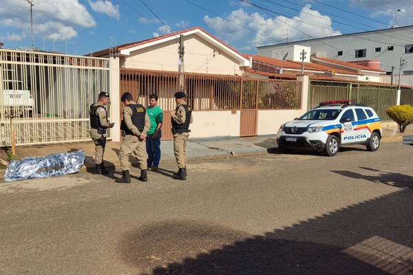 Homem é encontrado morto em calçada de residência em Patos de Minas; PM está no local