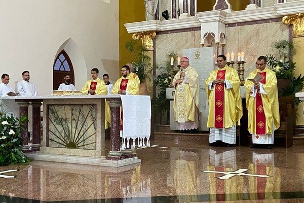 Bispo Dom Claúdio e cerca de 70 padres celebram a Missa do Crisma, em Patos de Minas