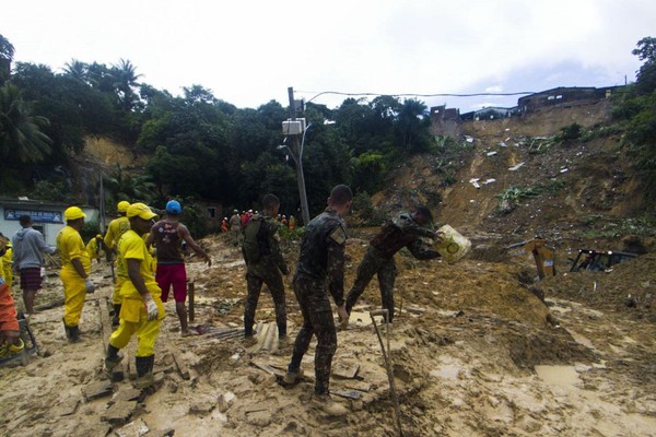 Chega a 100 o número de mortes devido às chuvas em Pernambuco