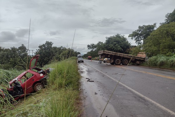 Caminhão invade pista contrária, atinge carro e, motorista sem CNH de 77 anos perde a vida na MG 190