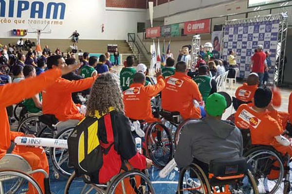 Abertura da 9ª Copa de Basquete em Cadeiras de Rodas tem juramento e desfile de delegações