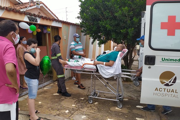 Depois de 4 meses internado e 62 dias em UTI, paciente ganha alta e família comemora em Patos de Minas