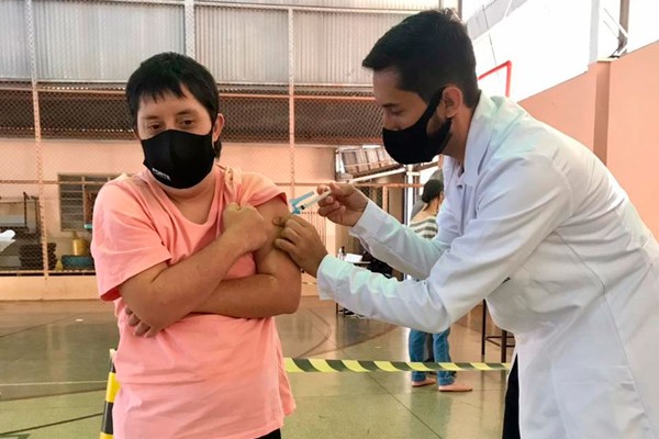 Pessoas com Síndrome de Down em Patos de Minas são vacinadas contra a COVID-19