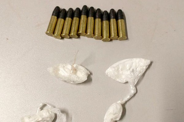 Passageiro e motorista são presos com munições e papelotes de cocaína na MG 410, em Presidente Olegário