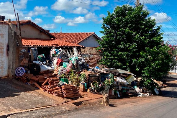 Moradores voltam a pedir providências para casa tomada por lixo e entulhos, no Jardim Esperança