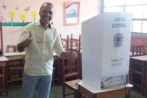 Amarildo Ferreira vota no bairro Sebastião Amorim e demonstra confiança na eleição