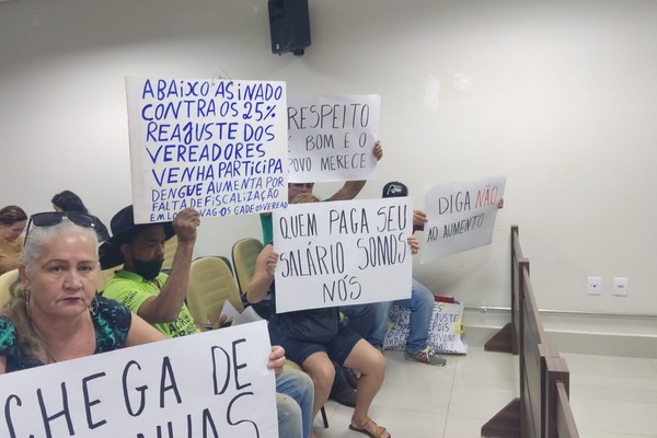 Manifestantes vão à Câmara protestar contra aumento de 25,23% nos salários dos vereadores