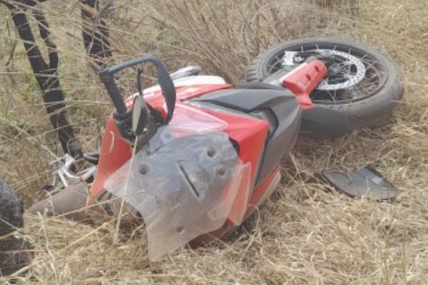 Motocicleta Ducati se parte ao meio e condutor de 53 anos morre em acidente na MG 428, em Araxá