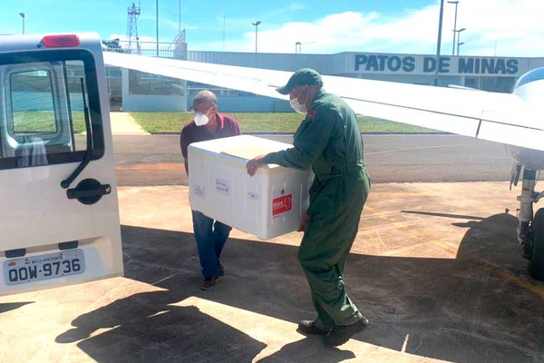 Regional de Patos de Minas recebe novo lote com mais 8.200 doses de vacinas contra a Covid-19