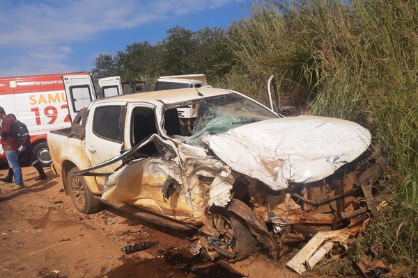 Caminhão tenta conversão na MG 190, caminhonete bate e 3 pessoas ficam gravemente feridas