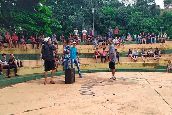 Batalha de rimas incentiva jovens patenses e diverte público com criatividade em Patos de Minas