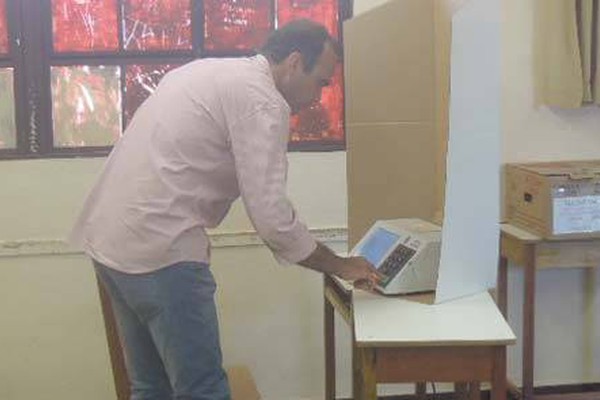 Amarildo Ferreira demonstra otimismo ao votar em escola do Sebastião Amorim