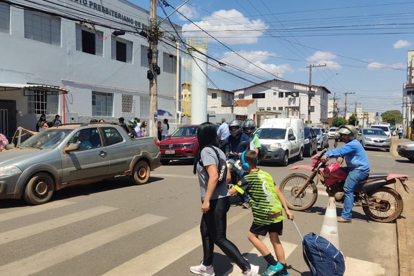 Horário de pico em frente a escolas tem trazido transtornos e um verdadeiro caos no trânsito em Patos de Minas