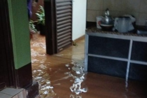 Casas próximas ao Córrego do Monjolo ficam inundadas após temporal em Patos de Minas