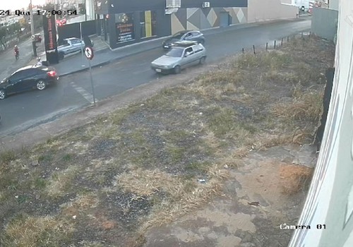 Vídeo mostra veículo desgovernado antes de atingir gravemente motociclistas; veja