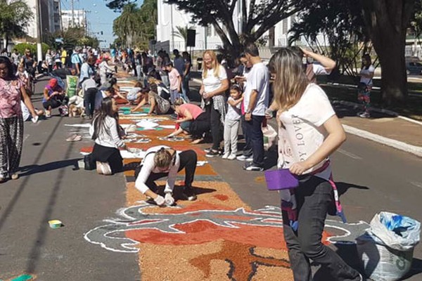 Centenas fieis colorem as ruas de Patos de Minas com os tapetes de Corpus Christi