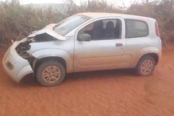 Veículo fica com a frente destruída após bater em bovino na Estrada de Alagoas