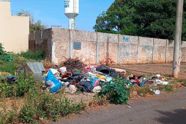 Despejo de enorme quantidade de lixo em lote no Sebastião Amorim revolta moradores