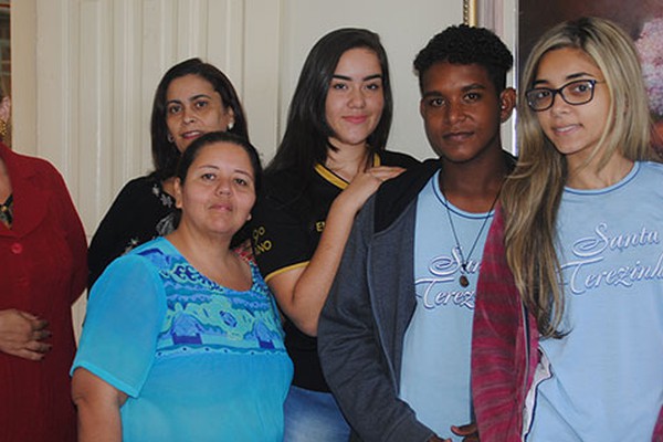 Alunos da Escola Santa Terezinha desenvolvem 1° Trote Solidário em prol da ViIa Padre Alaor em Patos de Minas
