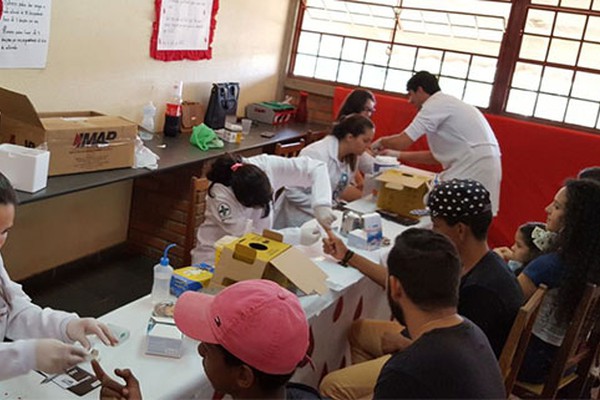 Estudantes de Biomedicina da FPM realizam dia de cuidados com a saúde em Varjão de Minas